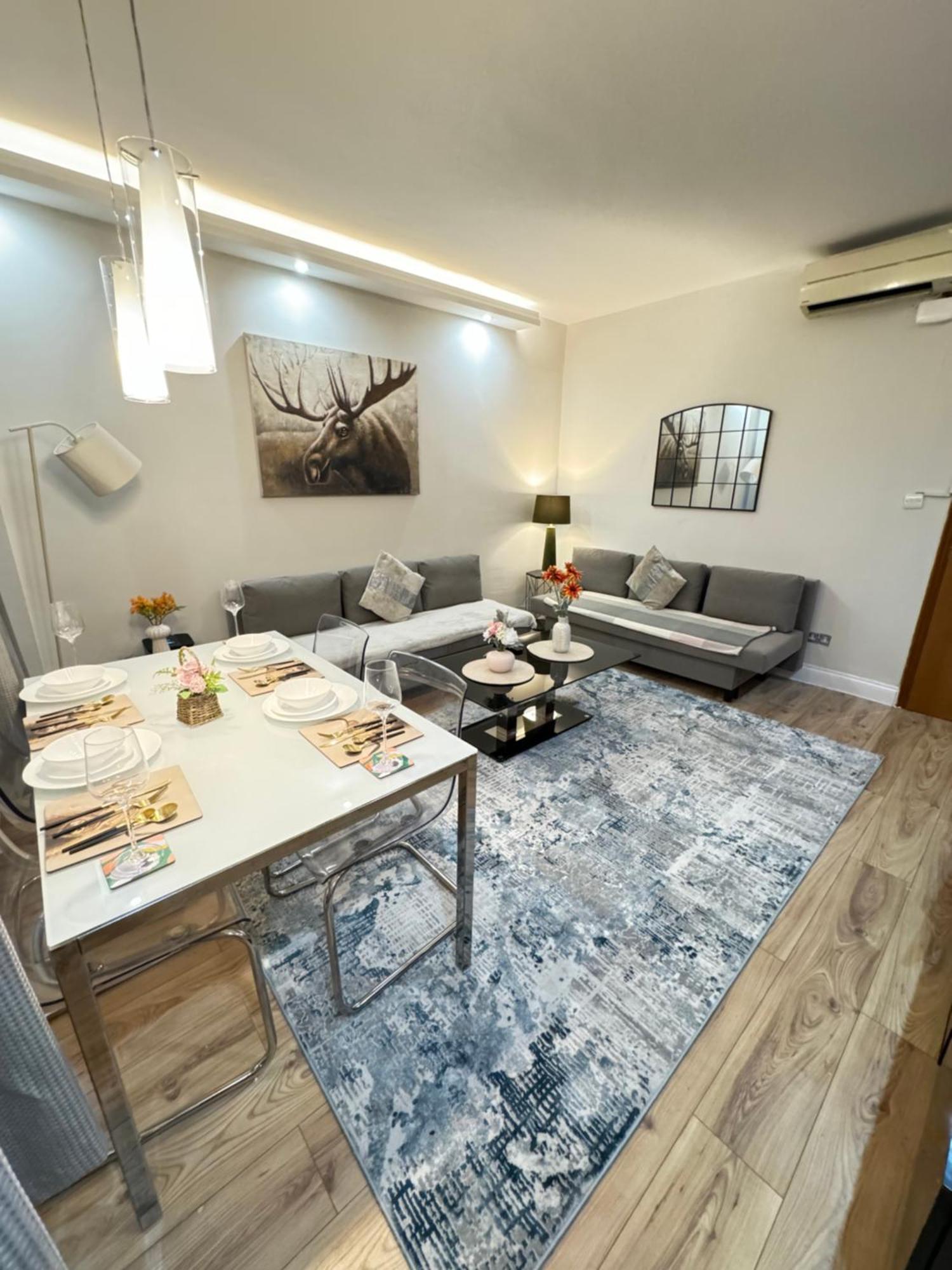 Beautiful Two Bedroom In Paddington *